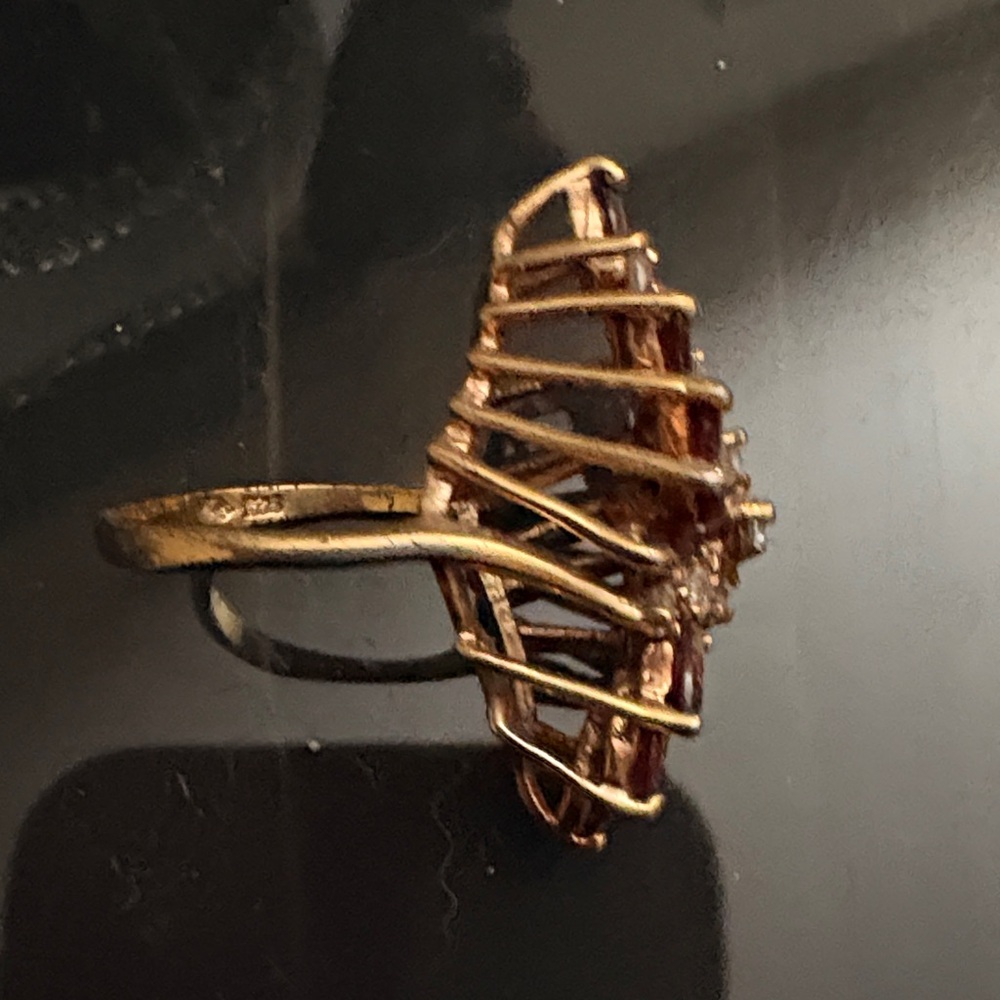 Elegant Gold Garnet? Cluster Cocktail ring - Picture 2 of 3
